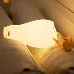 چراغ خواب سیلیکونی اردک روی تخت