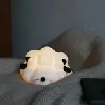 چراغ خواب سیلیکونی گوسفند روی تخت