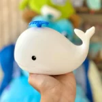 چراغ خواب سیلیکونی نهنگ در دست روشن